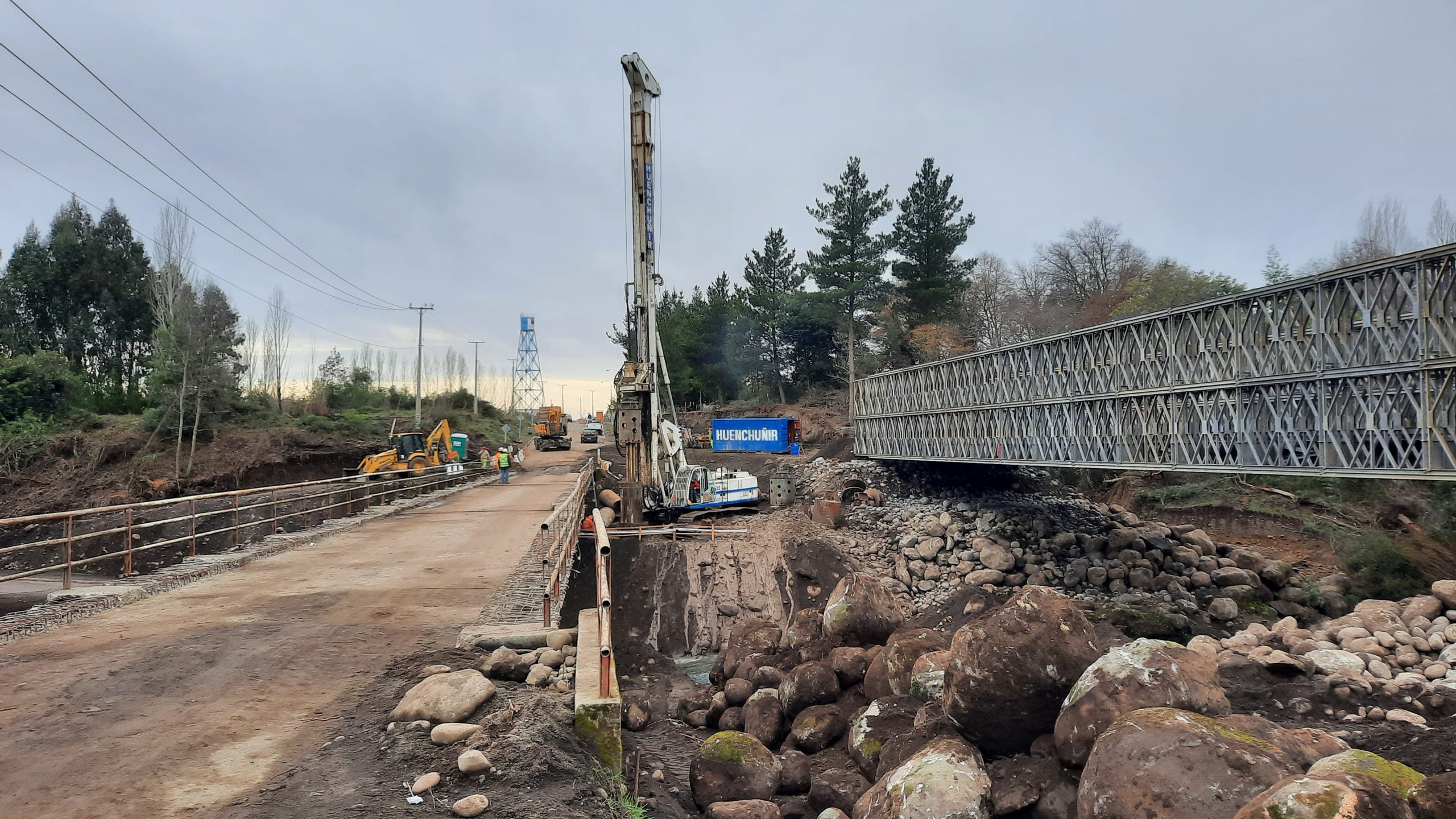 Pilotera perforando un pilote preexcavado en Yungay, región de Ñuble, para el refuerzo de fundaciones de un puente tradicional MOP.