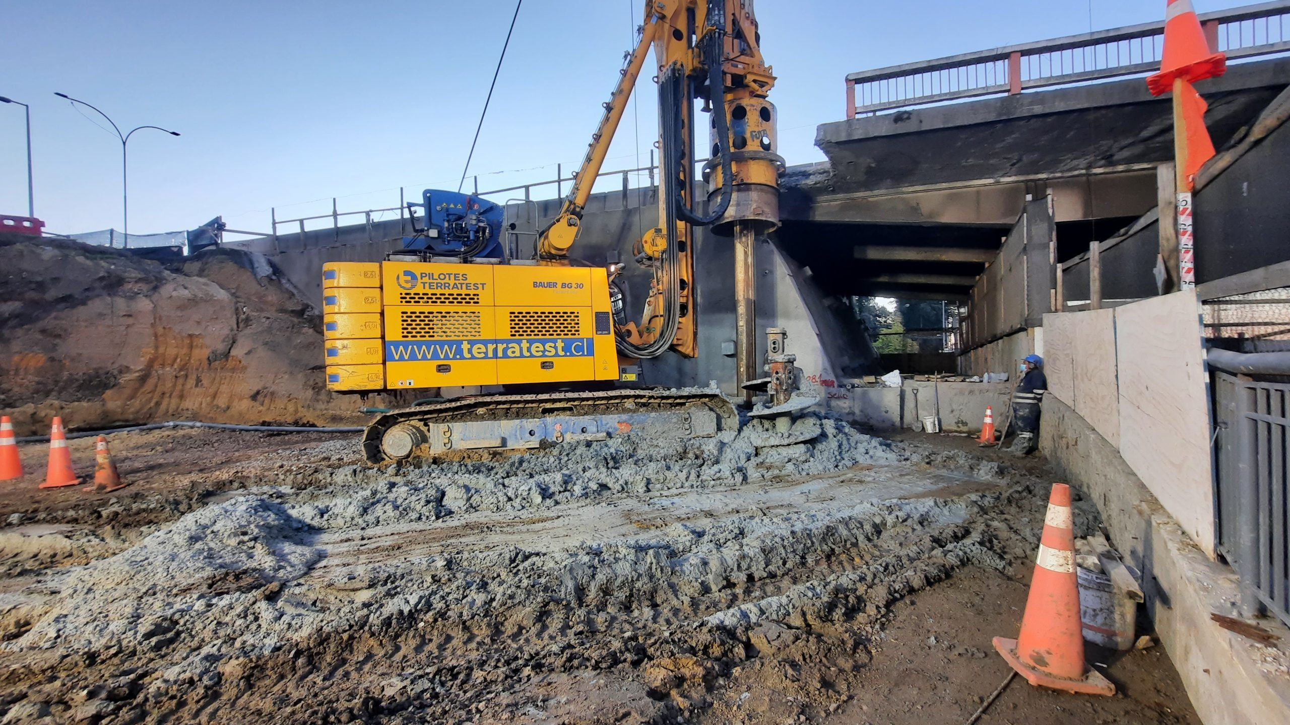 Pilotera perforando un pilote preexcavado en la ciudad de Concepción para un proyecto de puente integral MOP