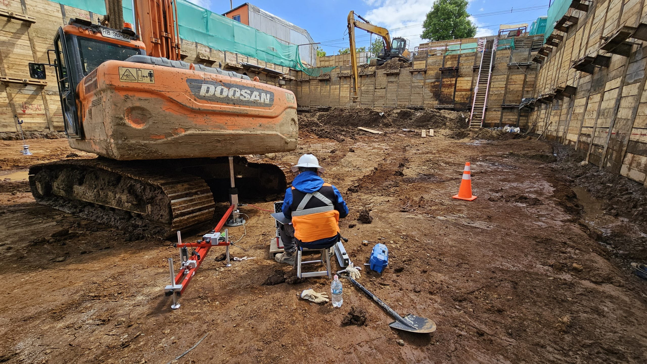 Ensayo de placa de carga estática sobre arcilla en edificio habitacional de Los Ángeles