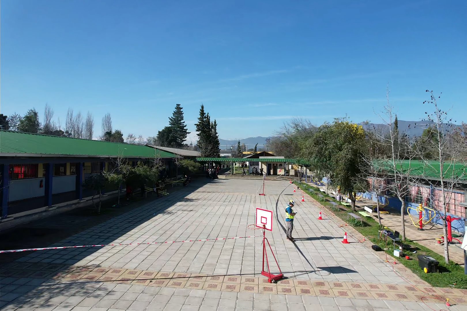 Ejecución de un ensayo MASW en el patio de la Escuela Francia de Requinoa, Región de O'Higgins, con el ingeniero responsable del ensayo visible en la imagen.