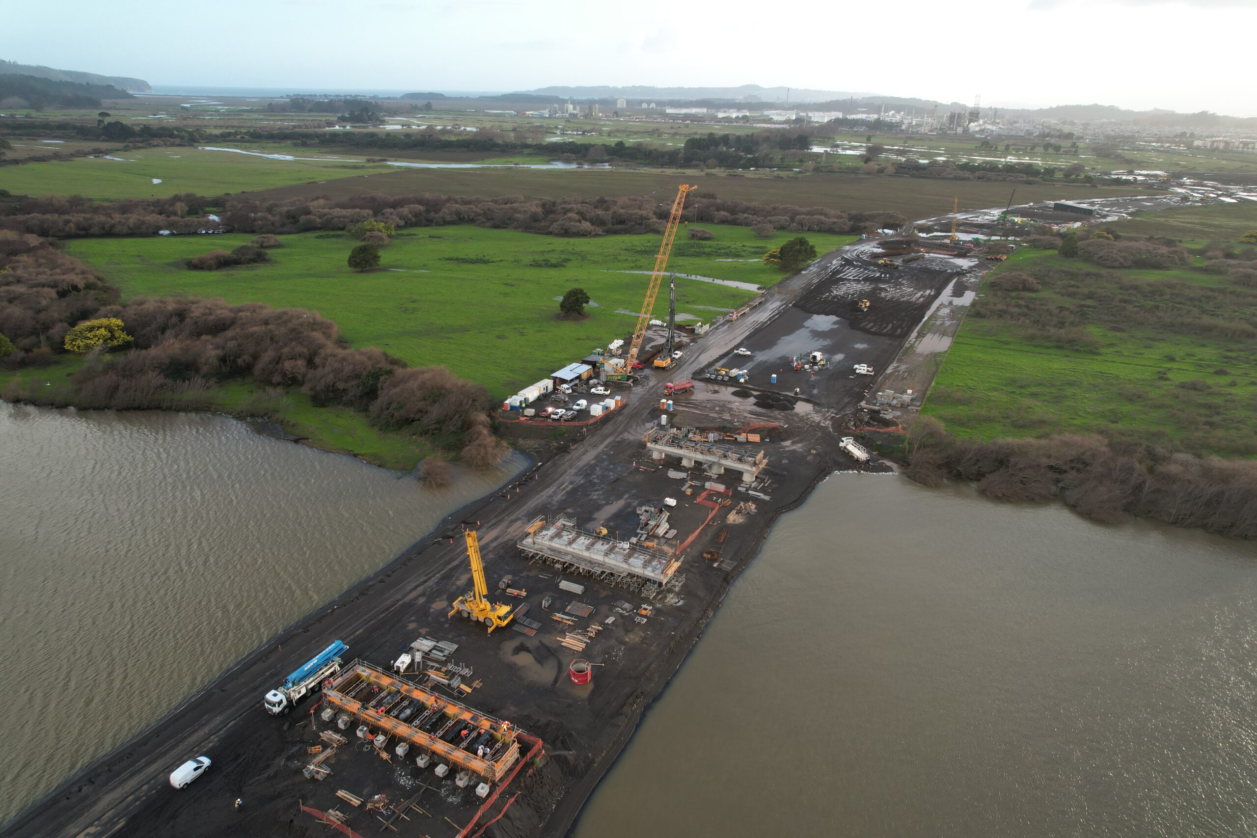 Ensayo SPT para verificar compactación dinámica en obra del Puente Industrial de Concepción, control geotécnico de suelos.