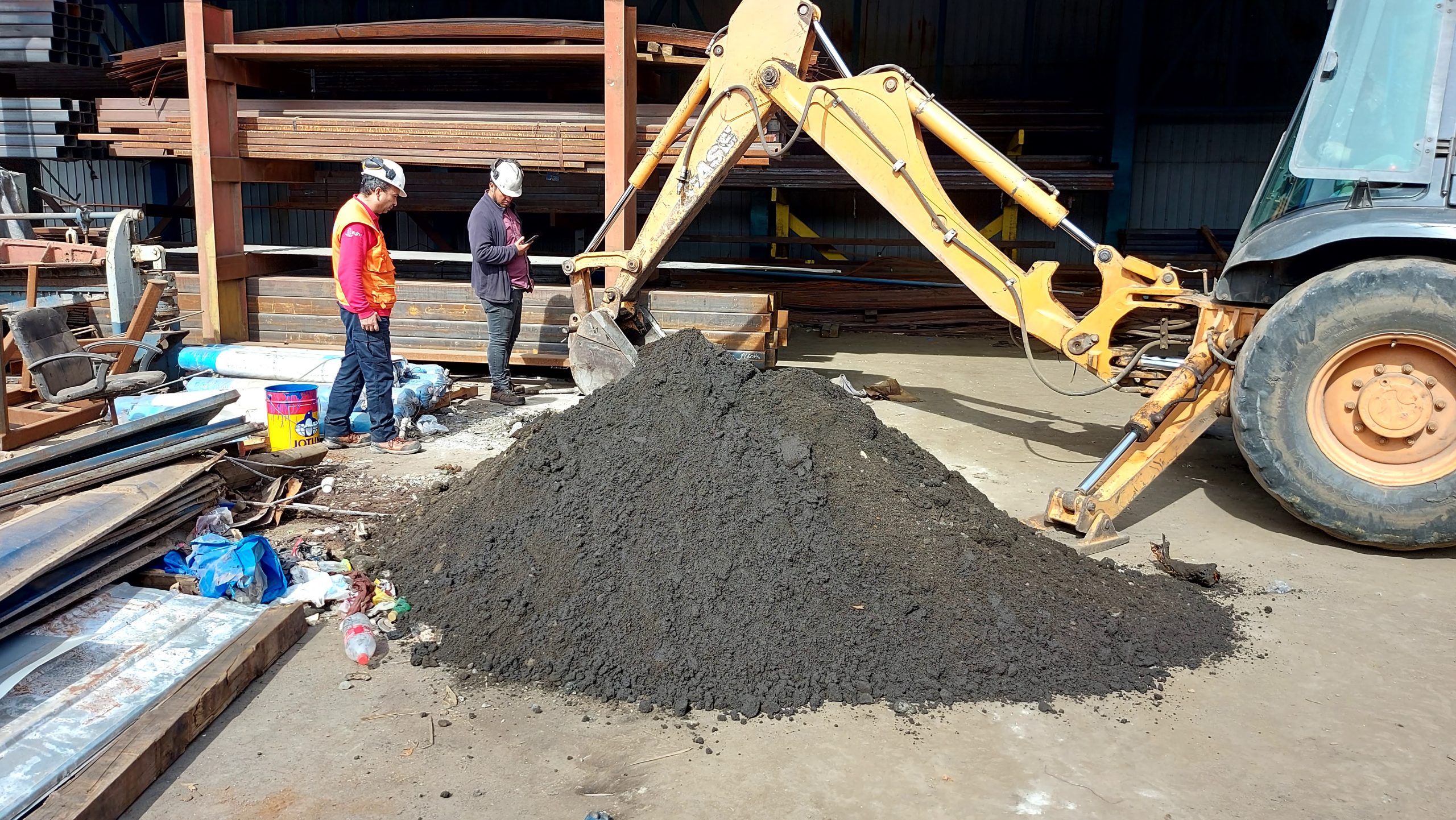 Calicata para estudio de mecánica de suelos en Talcahuano, evaluación geotécnica para ampliación de galpón industrial.