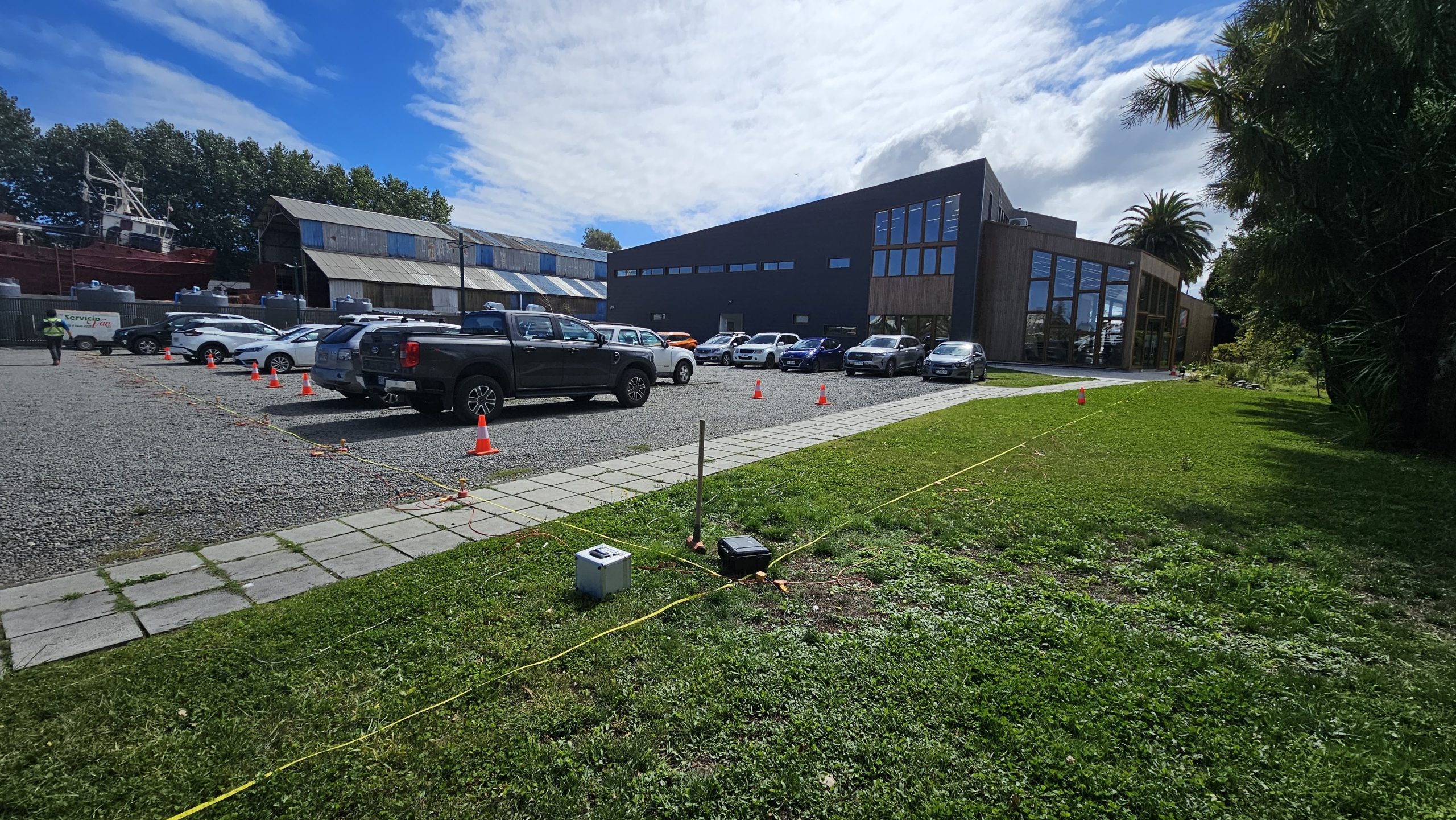 Ensayo ReMi para estudio geotécnico en la ampliación de Clínica Costanera Valdivia, ciudad de Valdivia.
