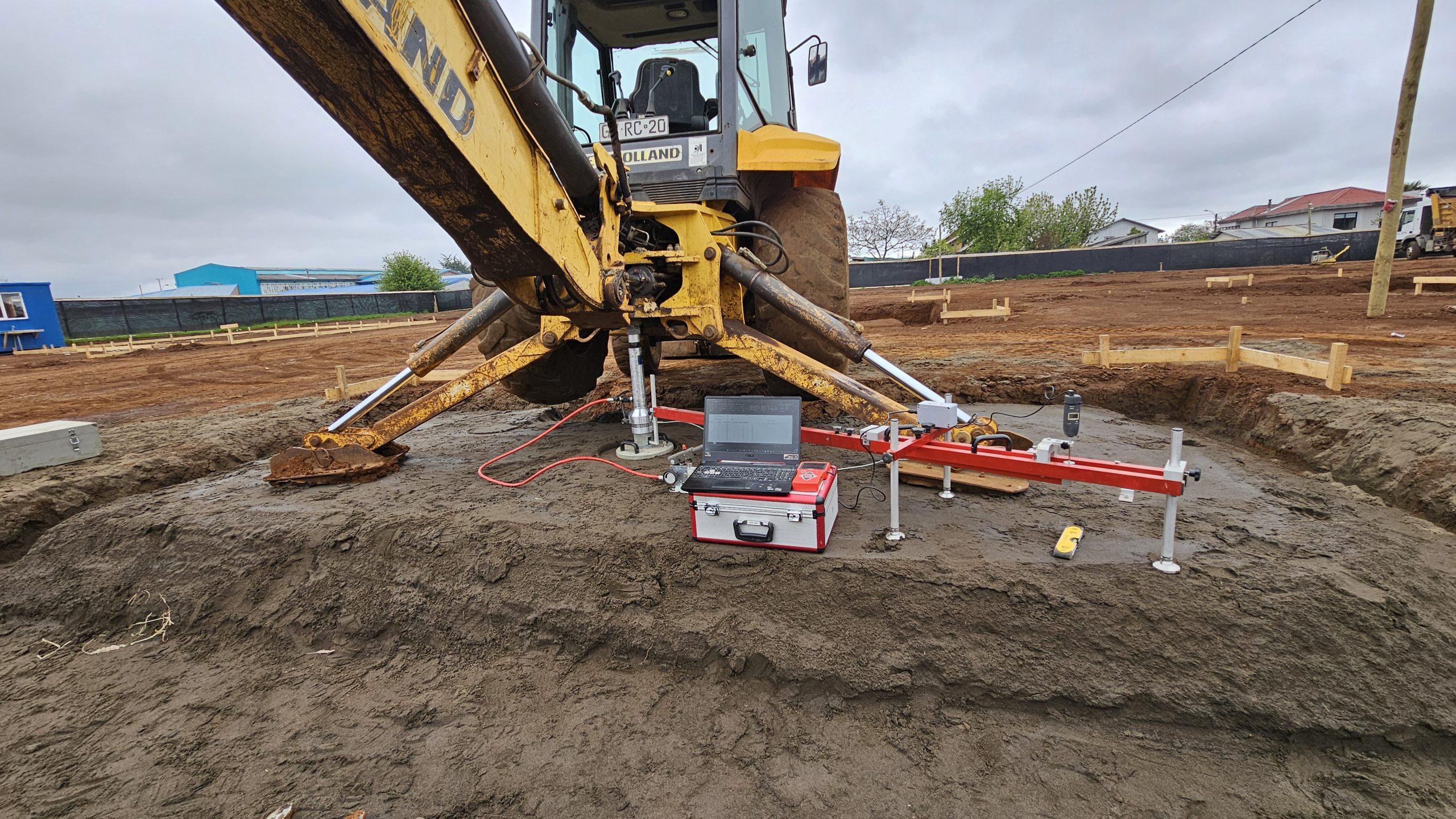 Ensayo de placa de carga estática para control de sello de fundación en proyecto de viviendas SERVIU en Cañete.