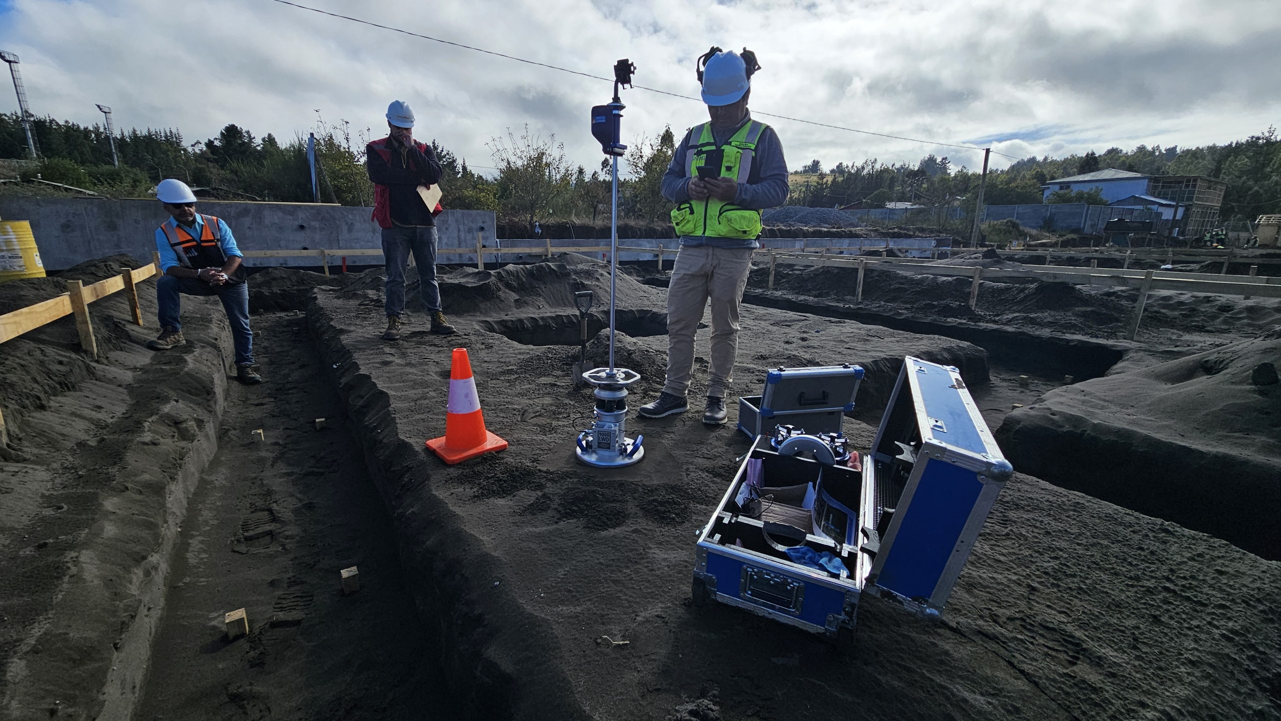 Ensayo LWD o placa de carga dinámica para control de rigidez en sello de fundación de proyecto de viviendas en Tirúa.