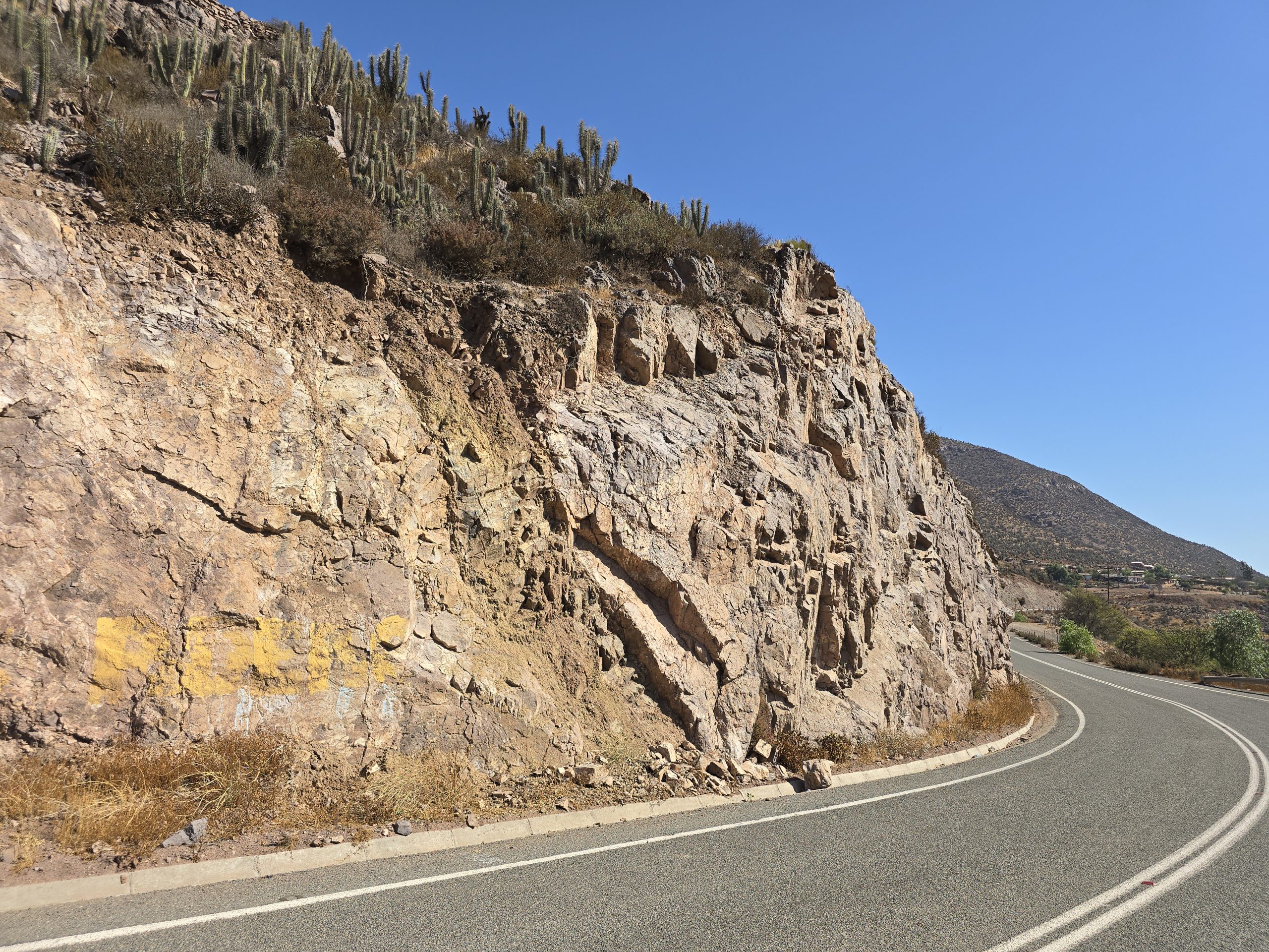 Diseño de contención superficial con malla colgada para taludes viales en Ovalle, como parte de obras de conservación de la Dirección de Vialidad.