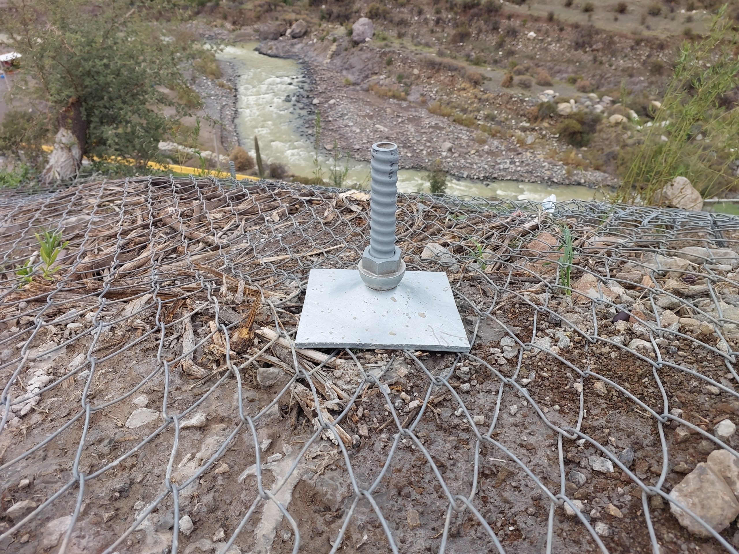 Solución de malla adherida para estabilización superficial de talud en la Ruta 60-CH, proyecto para la Dirección de Vialidad de Valparaíso.