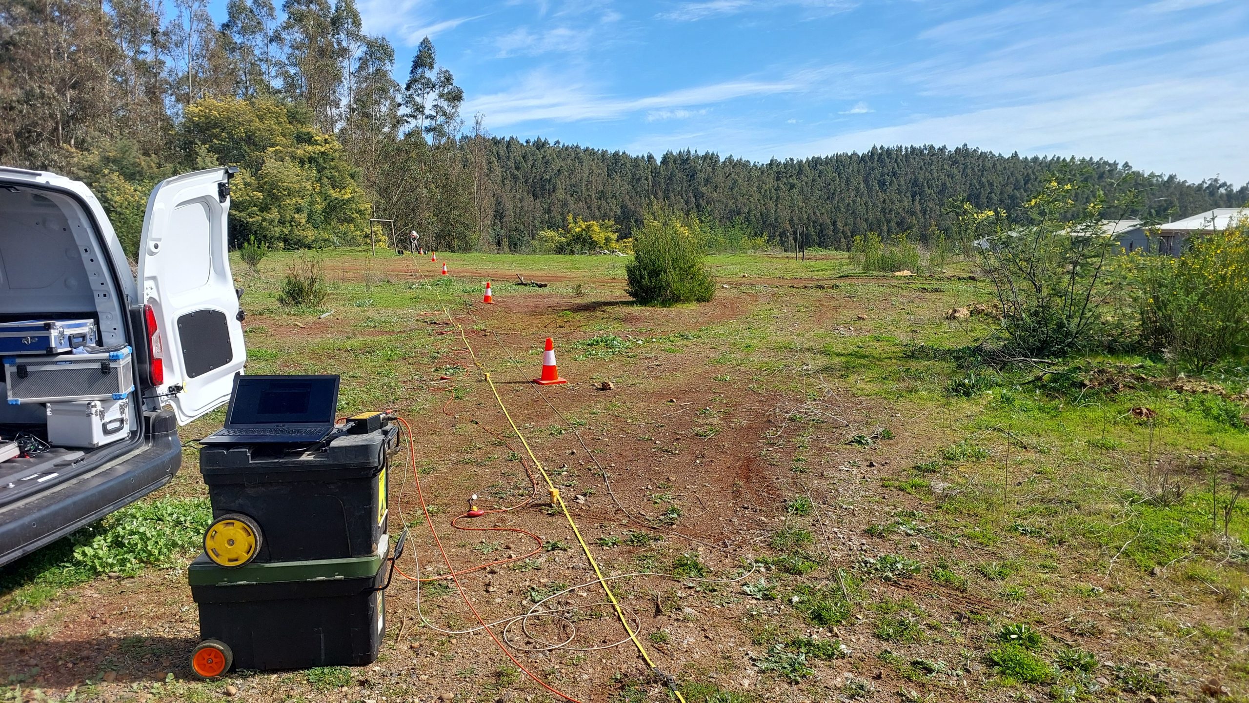 Ensayos ReMi y MASW en Dichato, comuna de Tomé, para estudio de amenaza sísmica en proyecto de edificios habitacionales.