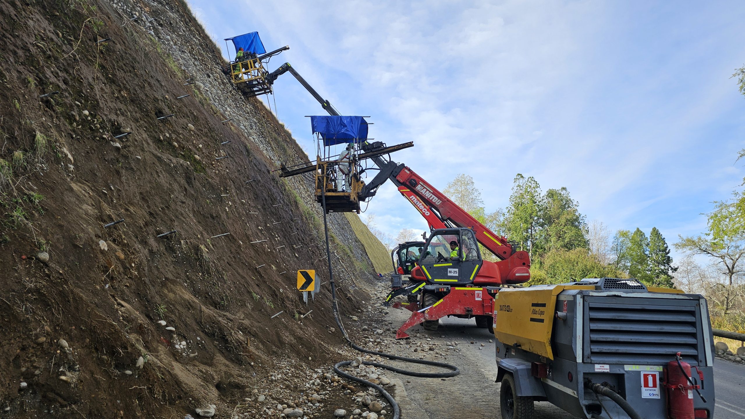 Diseño e inspección de malla adherida Tecco Green para control de rodados y revegetación de talud en la Ruta S-497, comuna de Cunco, para la Dirección de Vialidad de la Región de La Araucanía.