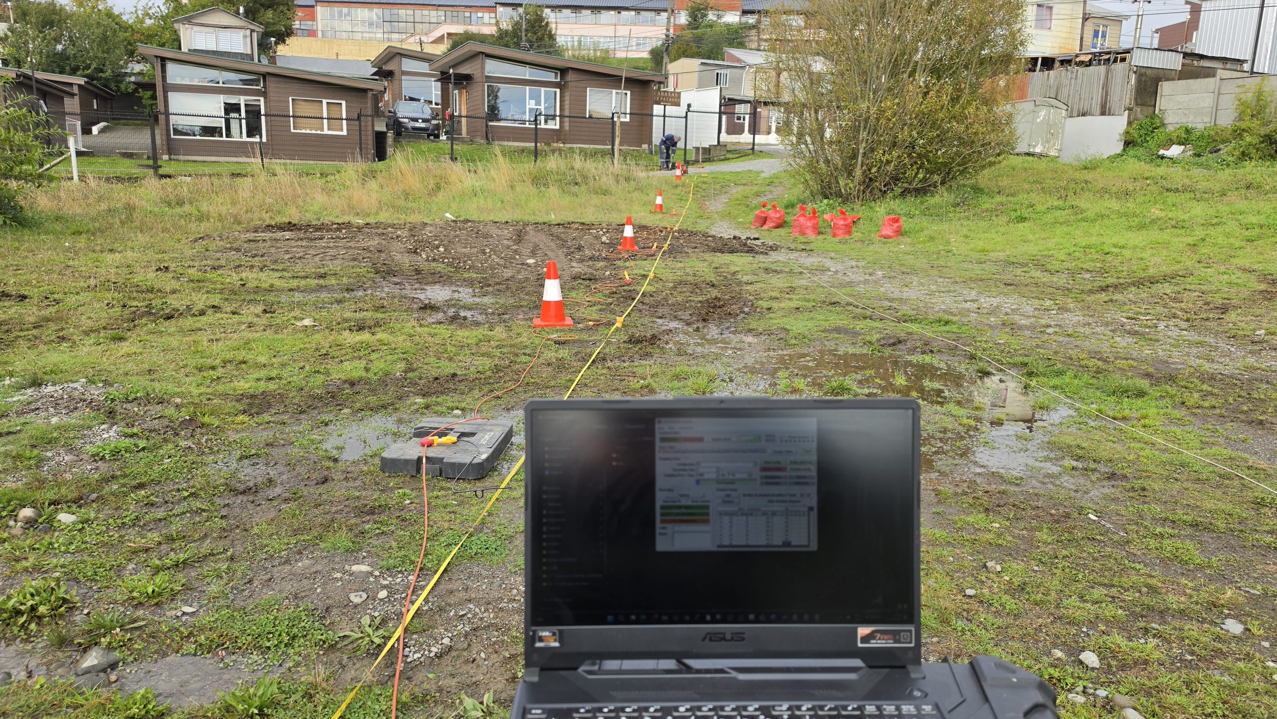 Ejecución de ensayos ReMi y MASW en Puerto Varas para caracterización del perfil de Vs en proyecto habitacional de edificio.